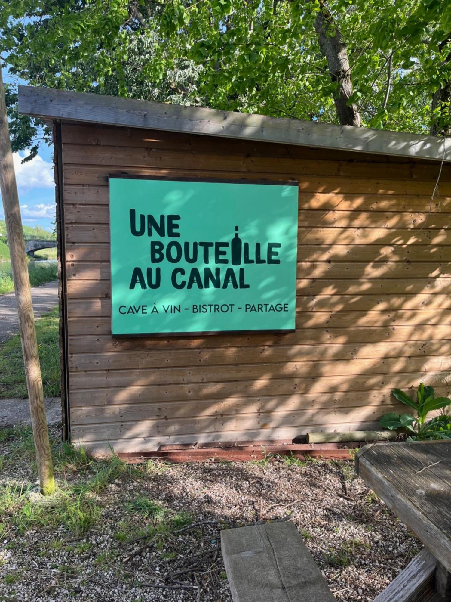 Dieupentale Une Bouteille Au Canal מראה חיצוני תמונה